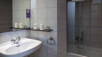 Standaard tweepersoonskamer | Badkamer | Een diep bad, gratis toiletartikelen, een haardroger, handdoeken