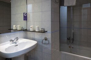 Standard Double Room | Bathroom | Deep-soaking bathtub, free toiletries, hair dryer, towels - Hotel Alda Centro Palencia (Palencia)