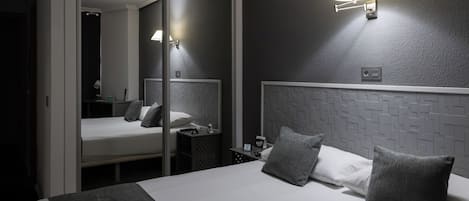 Chambre Double Supérieure | Rideaux occultants, Wi-Fi gratuit, draps fournis