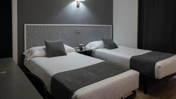 Driepersoonskamer | Verduisterende gordijnen, gratis wifi, beddengoed