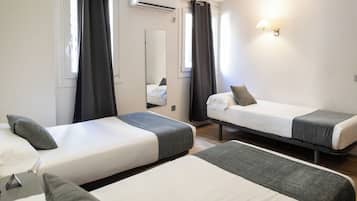 Triple Room | Blackout drapes, free WiFi, bed sheets