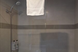 Quarto casal superior | Cortinas blackout, Wi-Fi de cortesia, roupa de cama