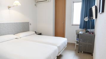 Habitación estándar doble | Baño | Bañera profunda y artículos de higiene personal gratuitos