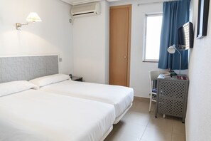 Standard Double Room | Bathroom | Deep soaking tub, free toiletries, hair dryer, towels - Hotel Alda Centro Palencia (Palencia)