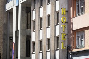A building with a prominent 'HOTEL' sign on the facade, featuring a modern architectural style with large windows and a symmetrical design. - Hotel Alda Centro Palencia (Palencia)