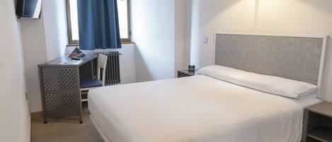 Quarto casal standard | Cortinas blackout, Wi-Fi de cortesia, roupa de cama