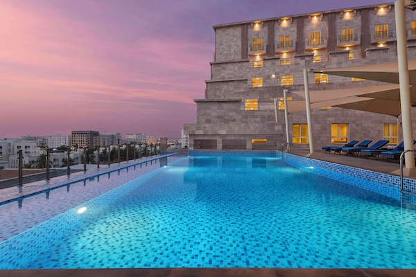 Una piscina al aire libre, tumbonas