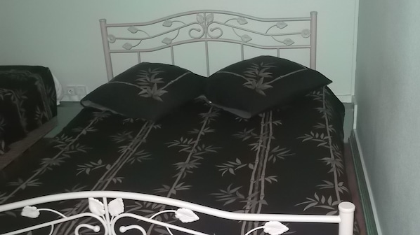 Comfort-Dreibettzimmer, eigenes Bad, Blick auf den Innenhof | Kostenloses WLAN