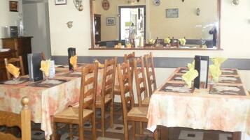 2 restaurants, lunch, dinner served; local cuisine