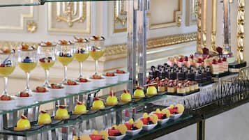 Petit déjeuner, déjeuner et dîner servis sur place