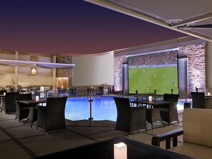 S'hi serveixen esmorzars, dinars i plats de cuina local i internacional 