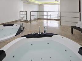 Un sauna, una bañera de hidromasaje, baño turco, masajes
