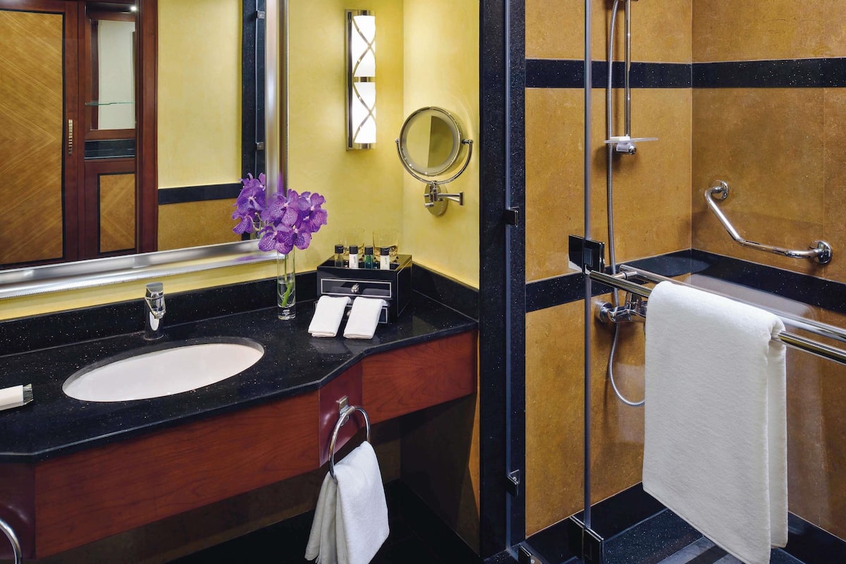 1 bedroom, in-room safe, desk, blackout curtains