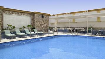 Una piscina al aire libre (de 06:00 a 17:00), sombrillas, tumbonas