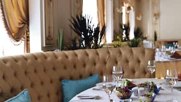 Breakfast, lunch, dinner served; local and international cuisine