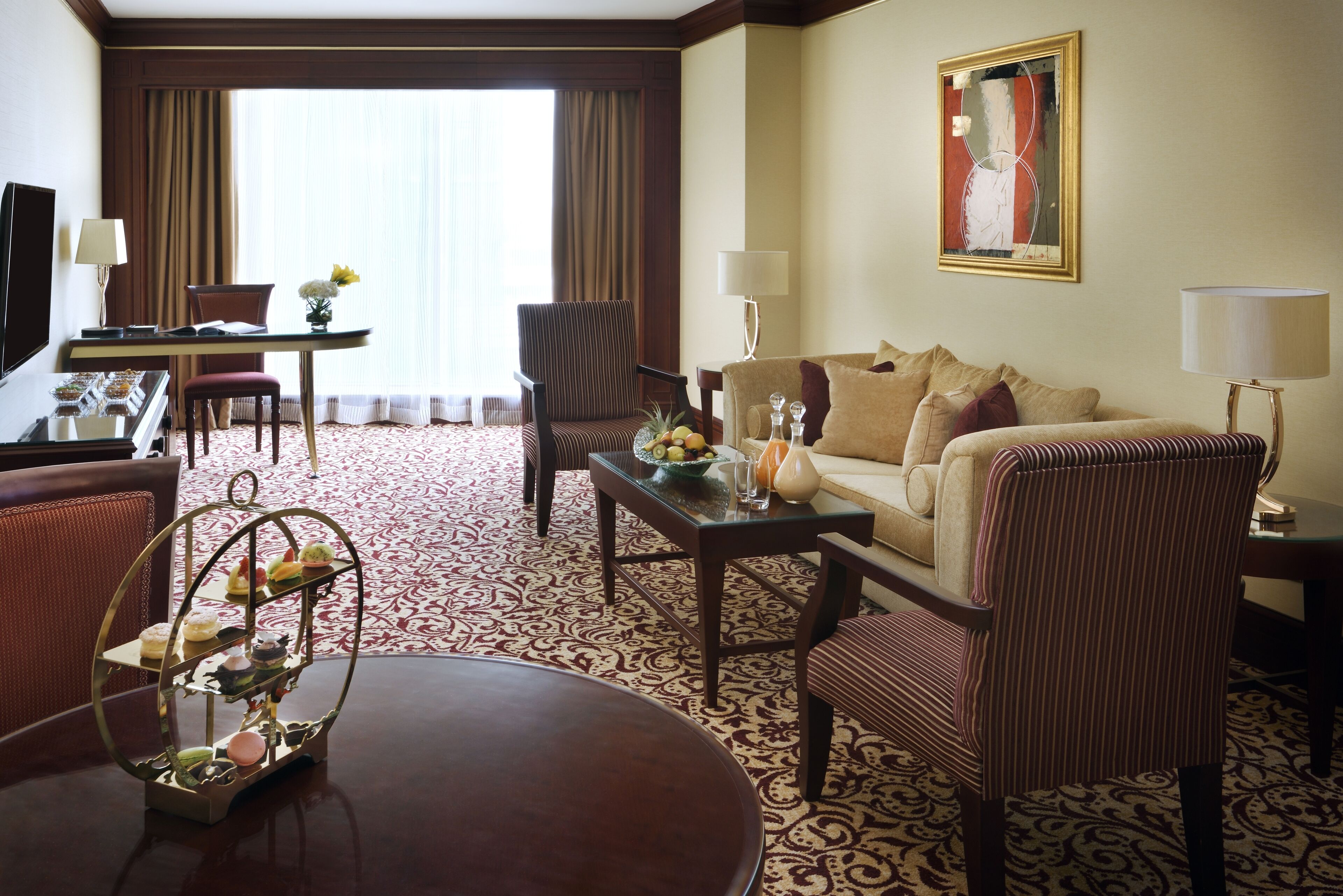 Värdeförvaringsskåp på rummet, skrivbord och mörkläggningsgardiner