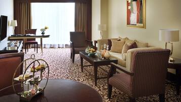 Värdeförvaringsskåp på rummet, skrivbord och mörkläggningsgardiner