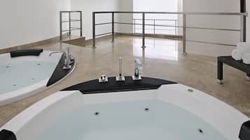 Un sauna, una bañera de hidromasaje, baño turco, masajes