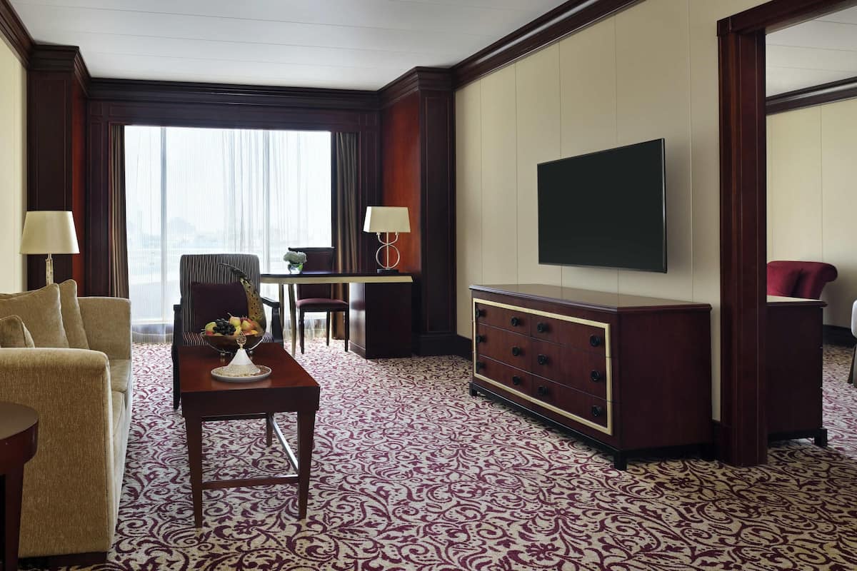 Phòng Suite Deluxe, 1 giường cỡ king | Két bảo mật tại phòng, bàn, màn/rèm cản sáng, phòng cách âm