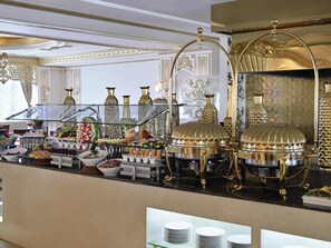 Breakfast, lunch and dinner served - Mövenpick Hotel City Star Jeddah (Jeddah)