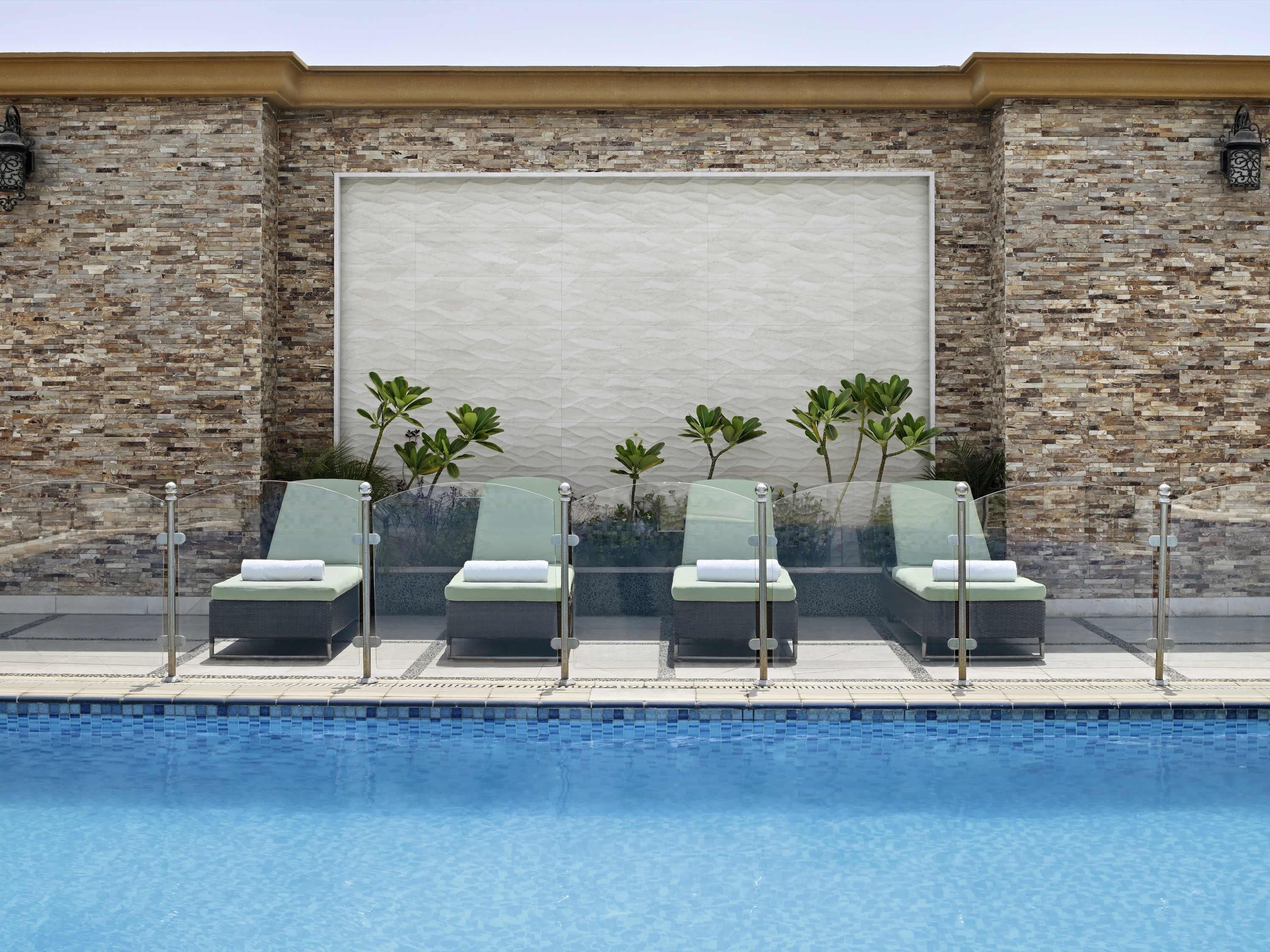 Utomhuspool, öppet 06.00 till 17.00, parasoller och solstolar