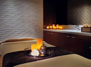 Sauna, tina de hidromasaje, baño de vapor y masajes 