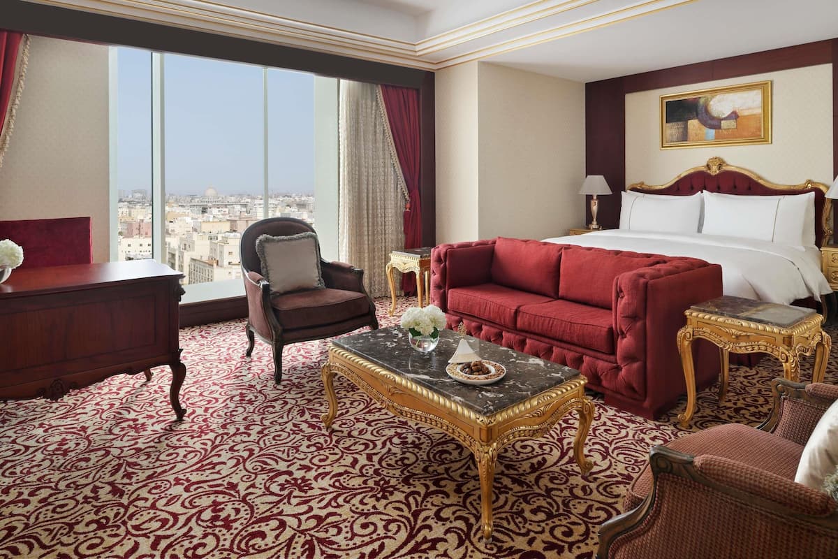 Royal Suite | In-room safe, desk, blackout drapes, soundproofing
