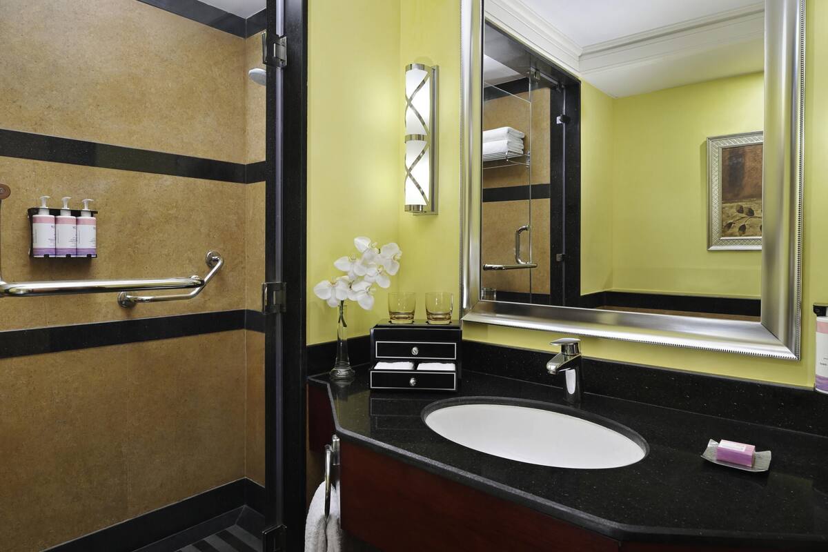 1 quarto, cofres nos quartos, escrivaninha, cortinas blackout