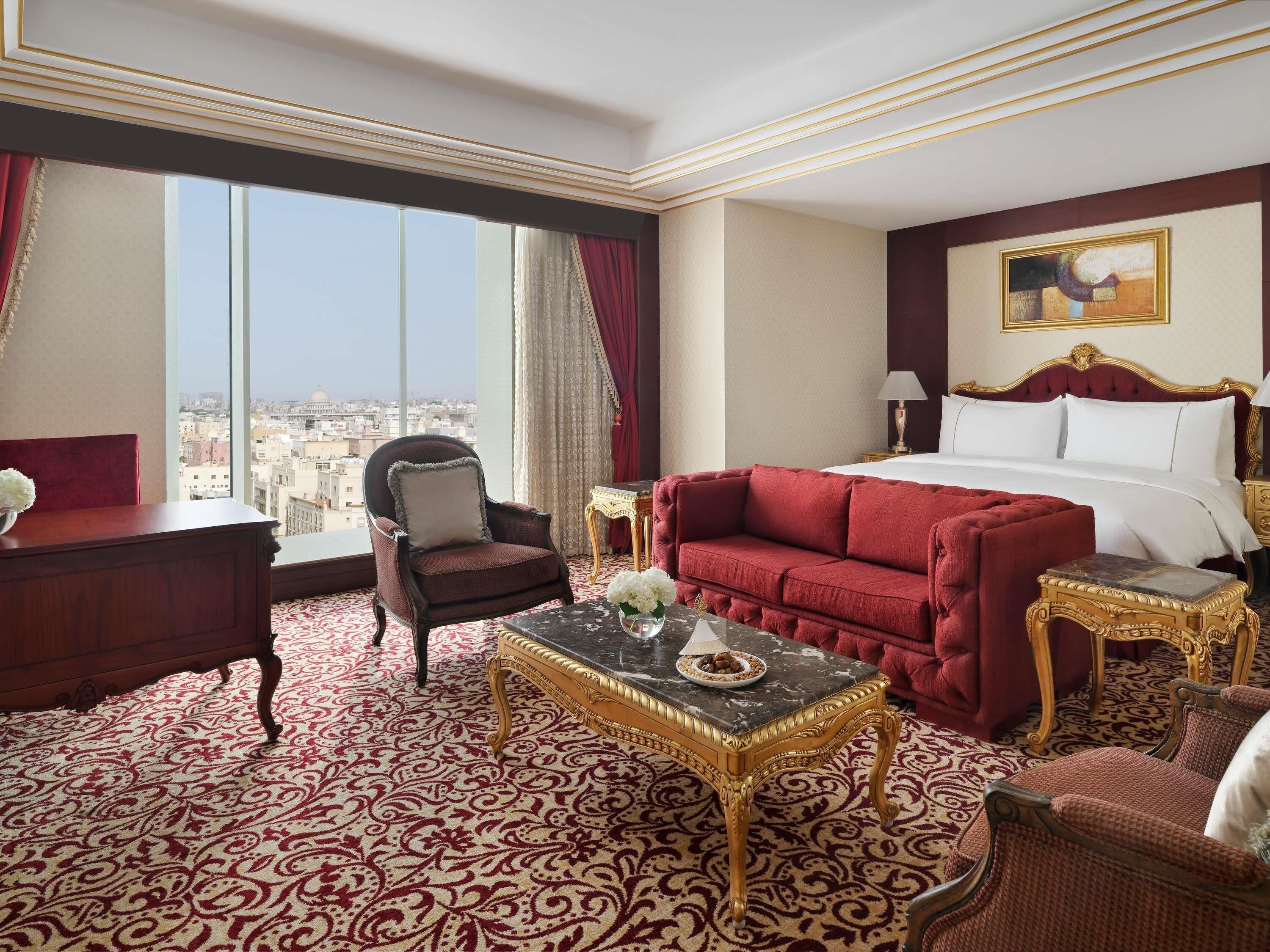 Royal suite | Een kluis op de kamer, een bureau, verduisterende gordijnen