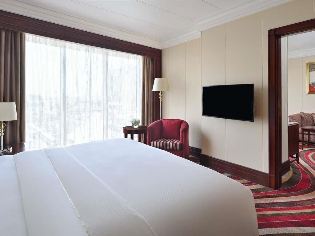 Business Suite, 1 King Bed | In-room safe, desk, laptop workspace, blackout curtains