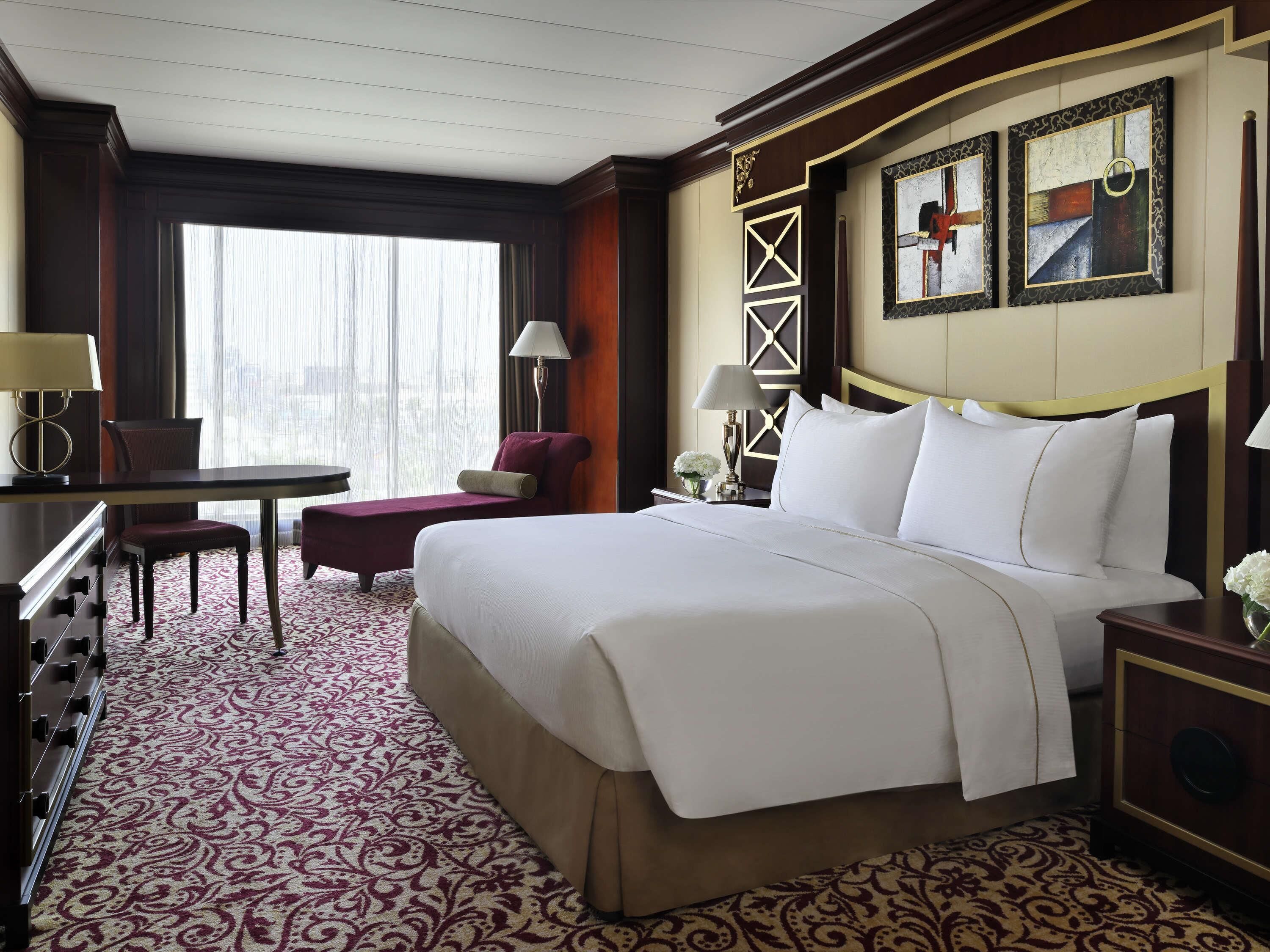 Een kluis op de kamer, een bureau, verduisterende gordijnen