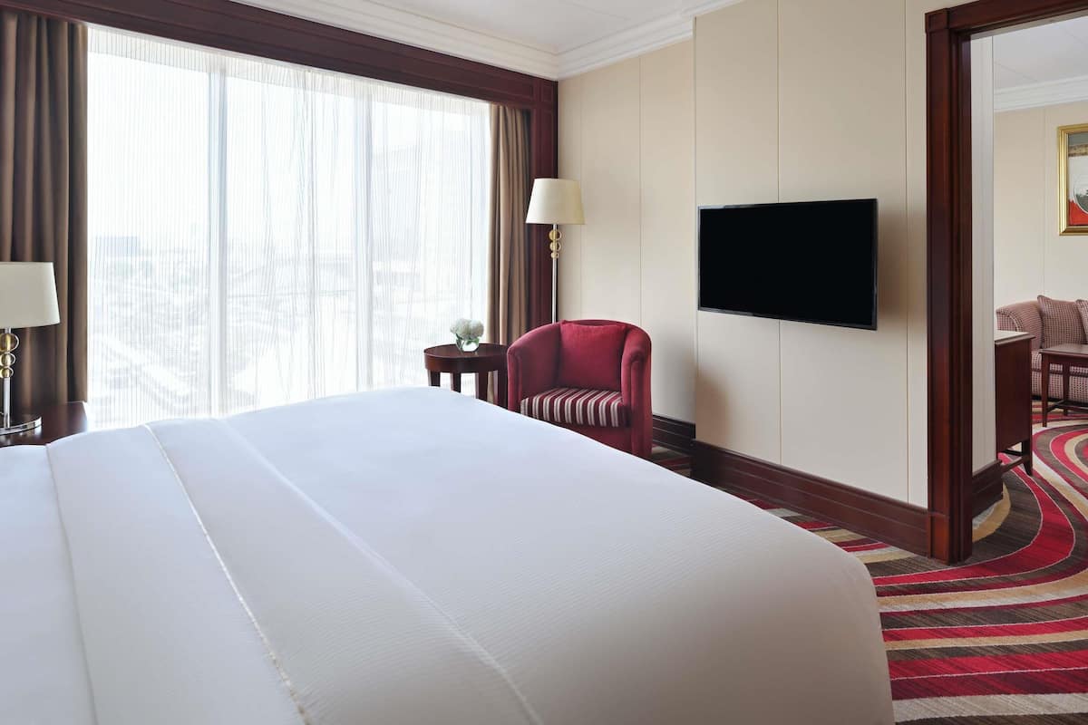 Business-Suite, 1 King-Bett | Zimmersafe, Schreibtisch, Verdunkelungsvorhänge, schallisolierte Zimmer