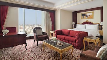Royal Suite | In-room safe, desk, laptop workspace, blackout drapes