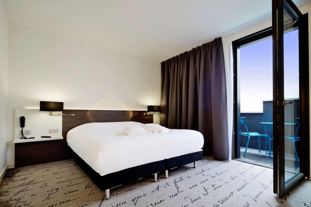 standard room, 1 double bed | premium bedding, in-room safe, individually furnished, desk