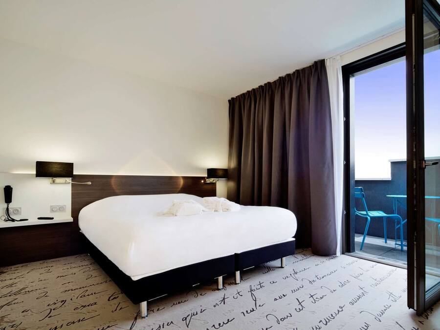 Standard Room, 1 Double Bed | Premium bedding, in-room safe, individually furnished, desk