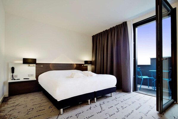 A modern hotel room with a large bed, a bedside table with a phone, and a view of the outside balcony. - Kyriad Troyes Centre (Troyes)