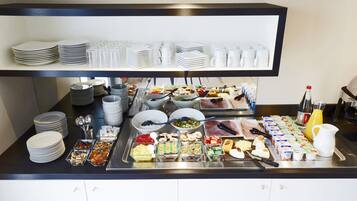 Tägliches Frühstücksbuffet (13.50 EUR pro Person)
