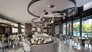 4 restauranter: frokost, lunsj og middag serveres