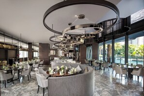 4 restaurants, breakfast, lunch, dinner served; Chinese cuisine - Wyndham Sanya Bay (Sanya)
