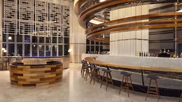2 bares o lounges, bar de vinos