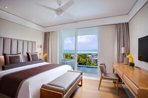 Deluxe Ocean View Two-Bedroom Suite | Minibar, una cassaforte in camera, una scrivania, postazione laptop