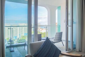 Minibar, in-room safe, desk, laptop workspace