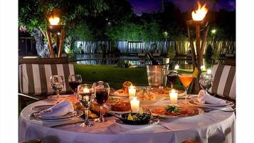 Breakfast, lunch, dinner served; local and international cuisine