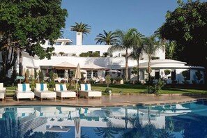 Outdoor pool, pool umbrellas, sun loungers - Hotel Sphinx Mohammedia (Mohammedia)