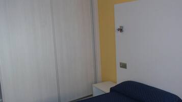 Escritorio, wifi gratis y ropa de cama
