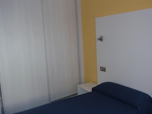Desk, free WiFi, bed sheets - Hotel Favila (Oviedo)