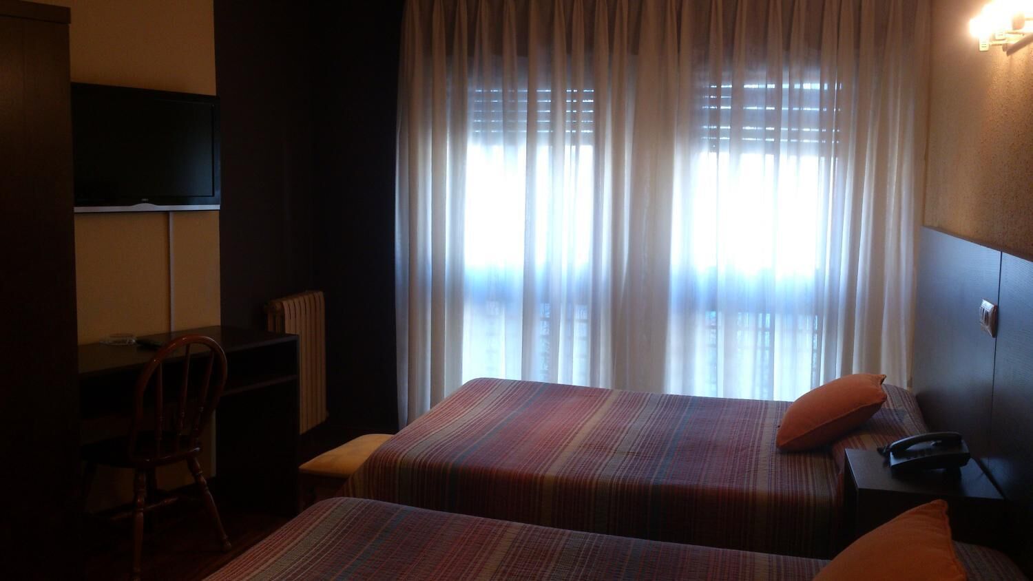 Escritorio, wifi gratis y ropa de cama 