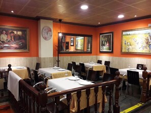 供应早餐、午餐和晚餐