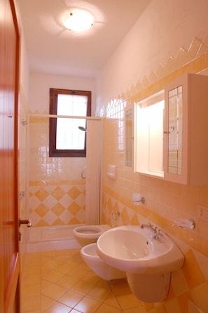 Apartamento, 2 quartos (First Floor) | Banheiro