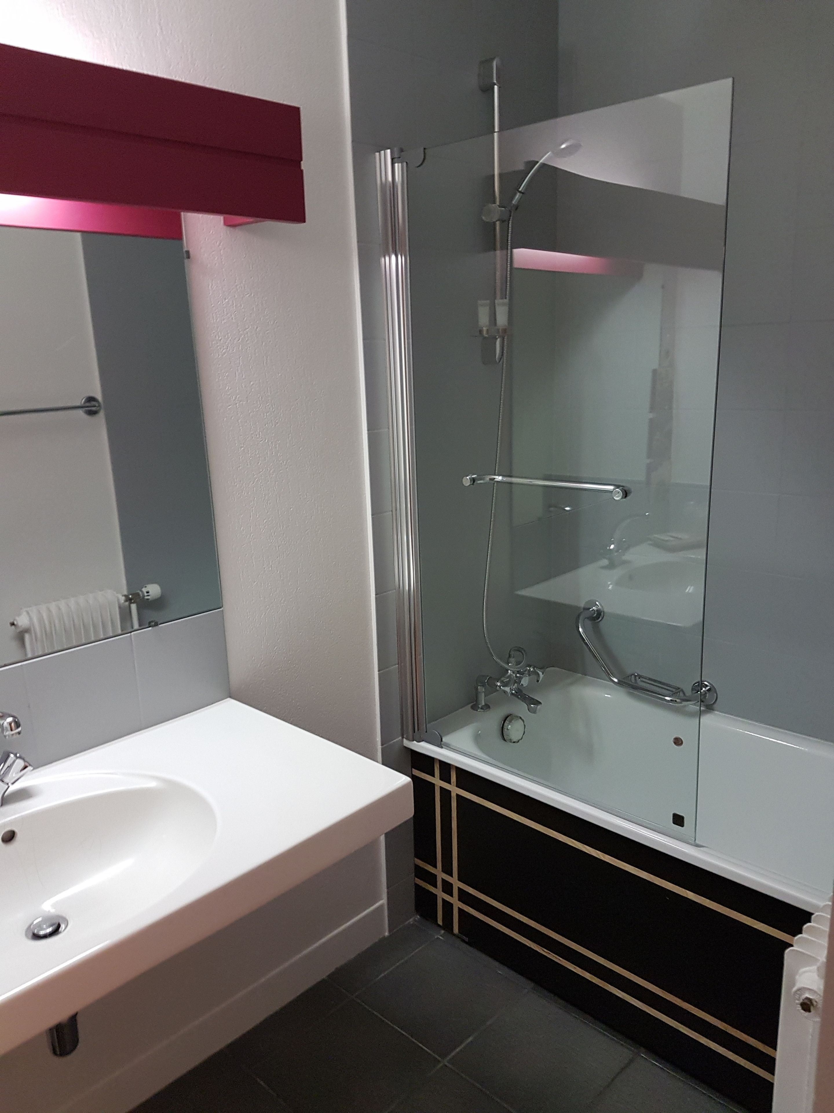 classic triple room | bathroom | eco-friendly toiletries, hair dryer, towels